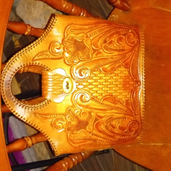 1940s vintage hand carved leather arm purse - Picture 2 of 2